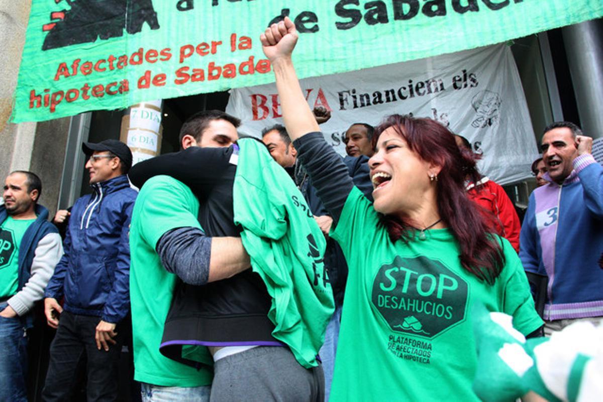 Membres de la PAH de Sabadell ocupen l’oficina del carrer d’Alfons XIII de Sabadell.