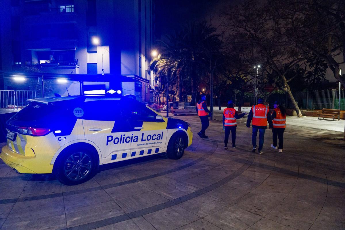 Una patrulla de la Policia Local de Esplugues de Llobregat acompaña al equipo de serenos municipal en su ronda nocturna