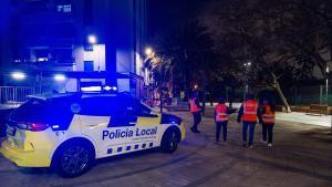 Una patrulla de la Policia Local de Esplugues de Llobregat acompaña al equipo de serenos municipal en su ronda nocturna