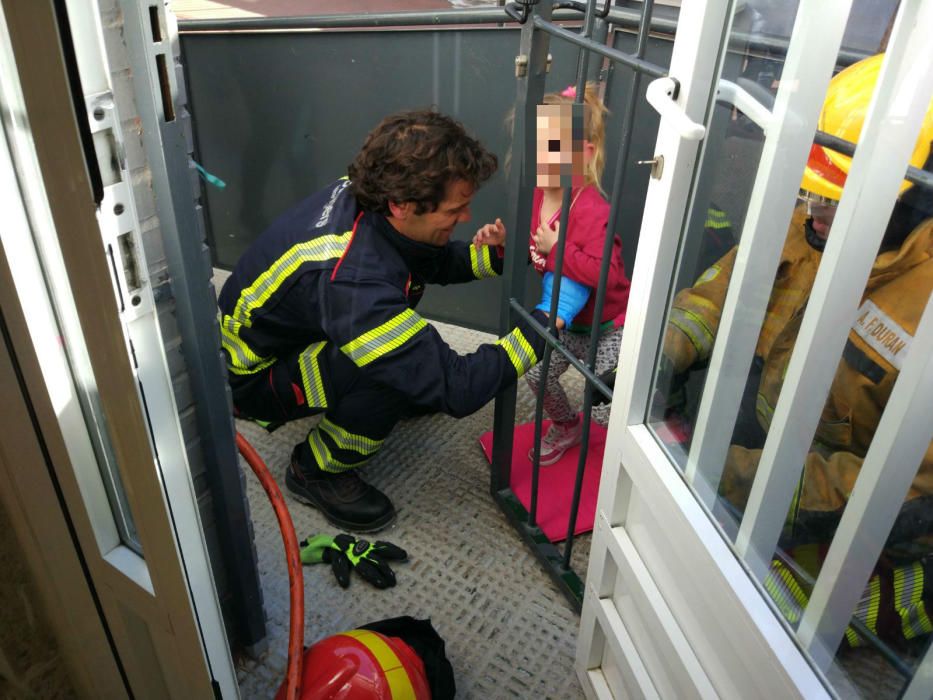 Rescatan a una niña con la cabeza atrapada entre los barrotes de una reja en un colegio de Torrevieja