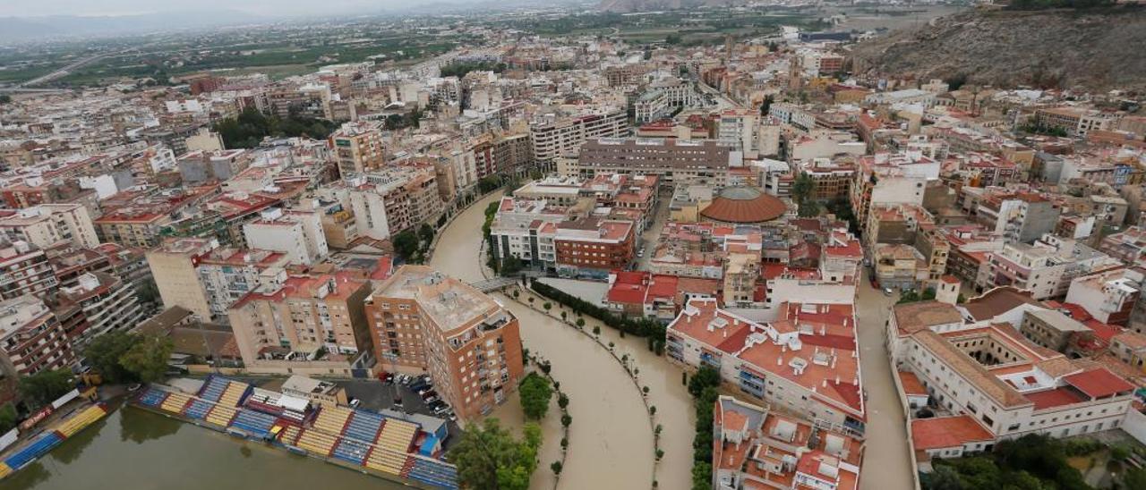 Imagen aérea del río Segura a su paso por Orihuela, tras desbordarse por las lluvias.