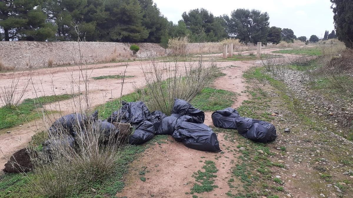 Los guardas rurales hallaron en total 54 bolsas de basura en el paraje fluvial del Millars.