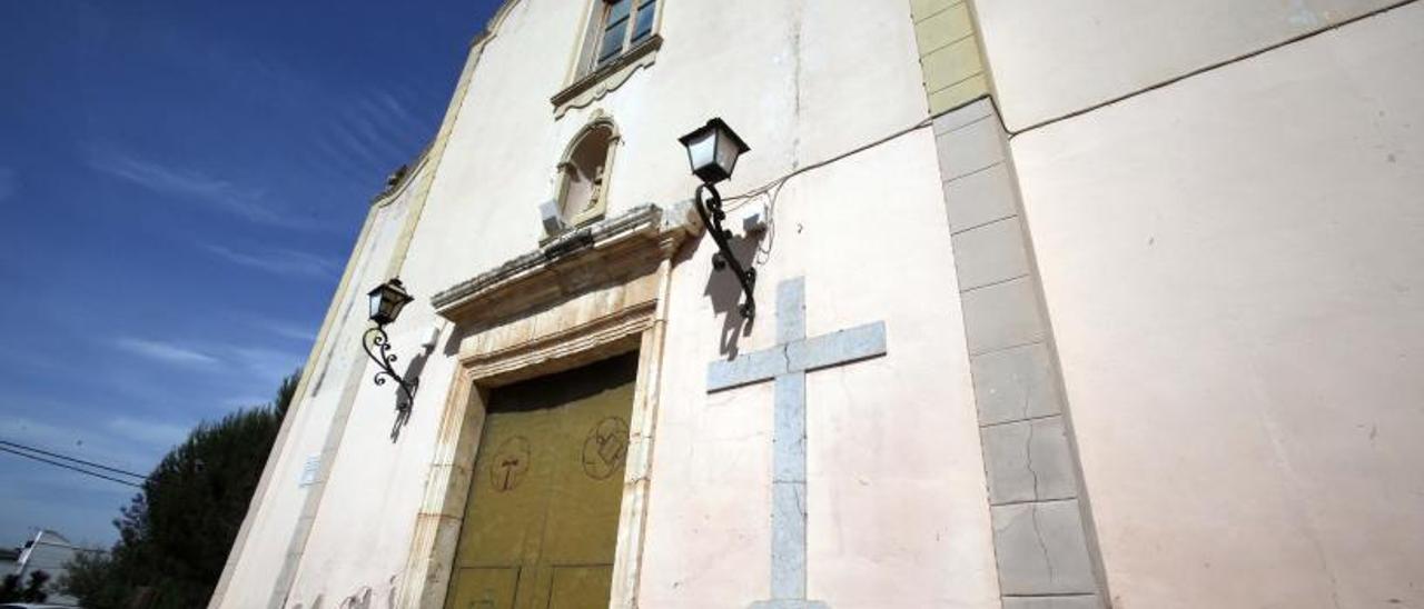 Gavarda y Massalavés mantienen cruces franquistas en sus iglesias