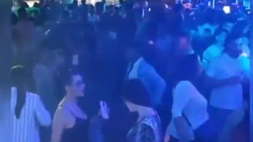 Un momento de la fiesta en un local de Lanzarote sin respetar las medidas anticovid.