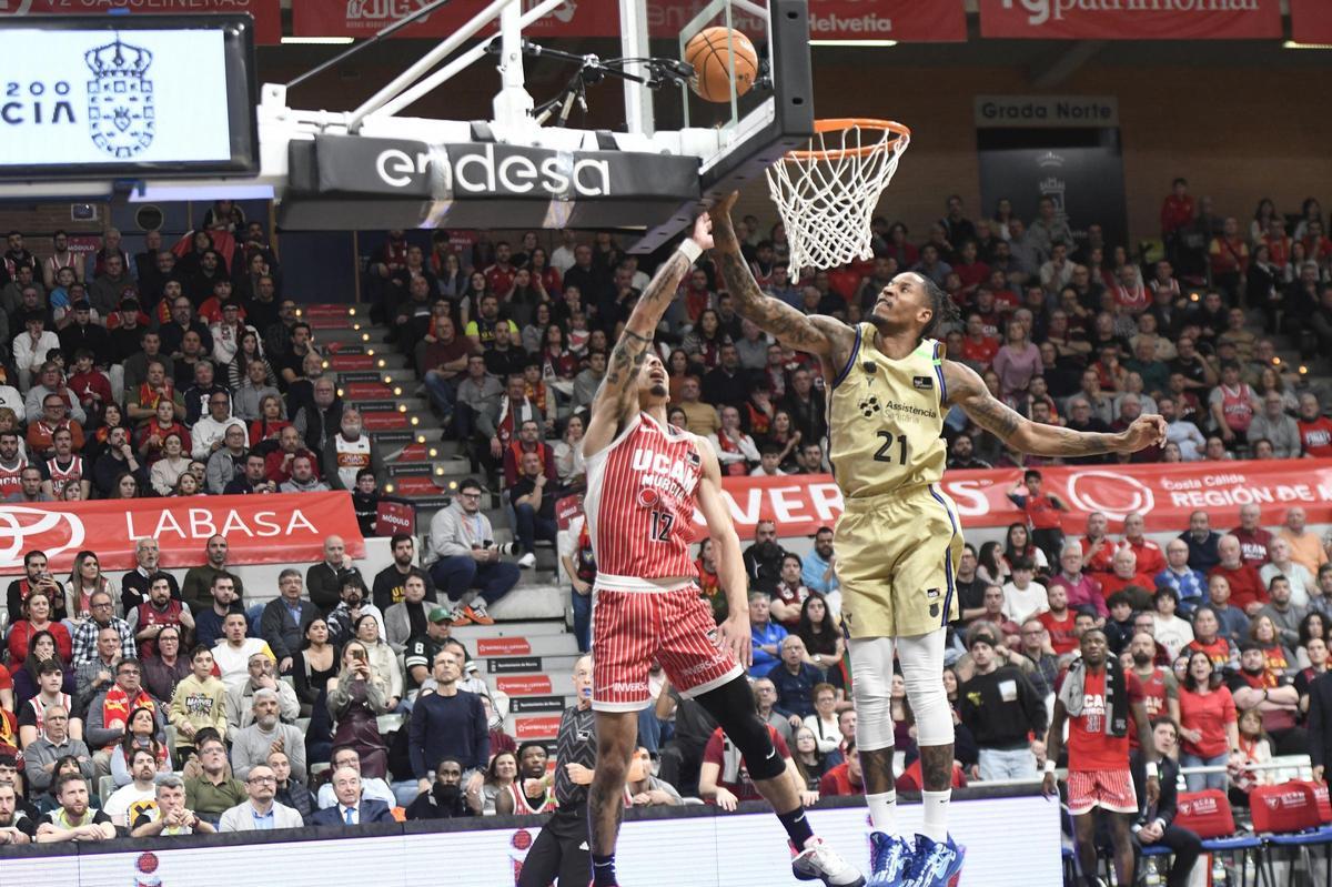 Radebaugh entra a canasta ante el visitante Will Clyburn.