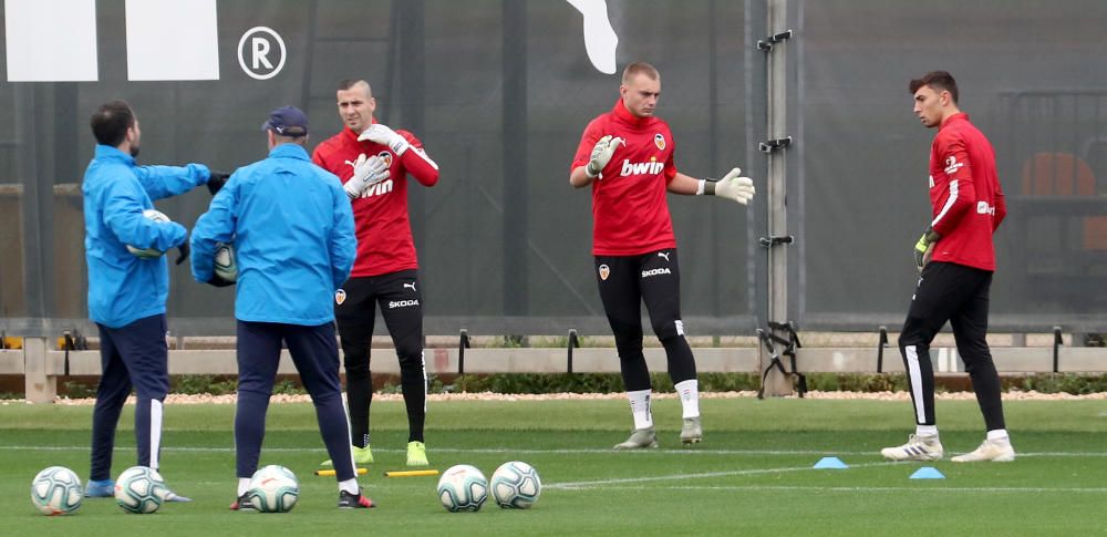 El Valencia CF se ejercita antes del derbi