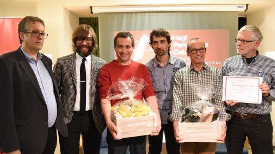 El president del Col·legi, Enric Badia, Òscar Dalmau i els premiats