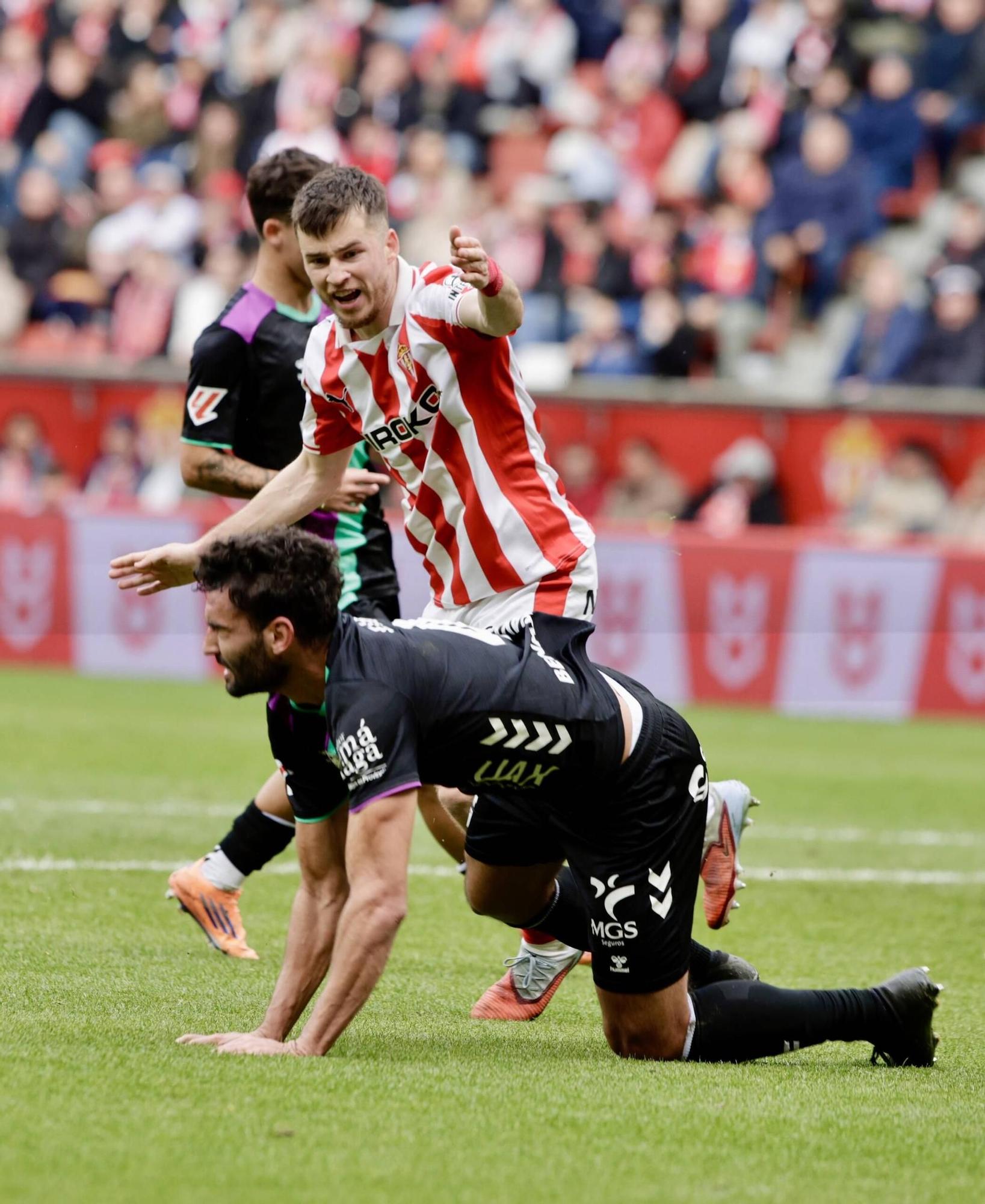 EN IMÁGENES: El partido Sporting- Málaga en el Molinón