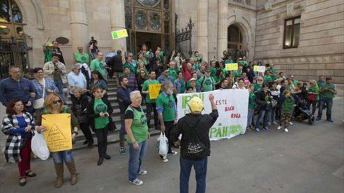Protesta ante la Audiencia Provincial de Barcelona por el índice IRPH, ayer.
