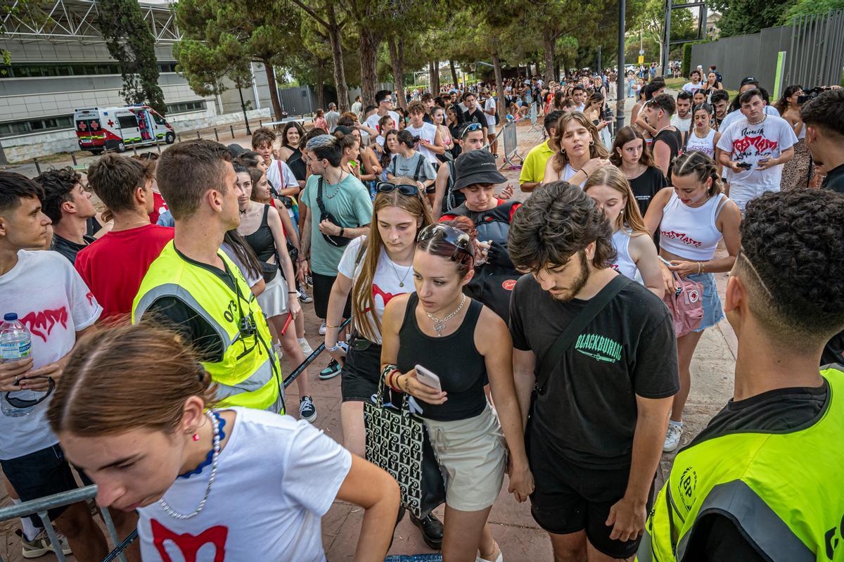 Ambiente en la cola antes del concierto de Rosalía