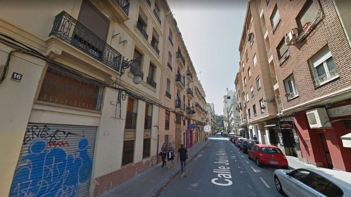 Trobada una dona dependent estirada al llit al costat d’un home mort a València