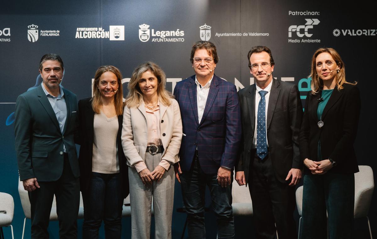 De izquierda a derecha, David Conde, alcalde de Valdemoro; Sara Hernández, alcaldesa de Getafe; Ainhoa Moll, adjunta a la Presidencia y directora editorial de Prensa Ibérica; Javier Ayala, alcalde de Fuenlabrada; Miguel Ángel Recuenco, alcalde de Leganés, y candelaria Testa, alcaldesa de Alcorcón.