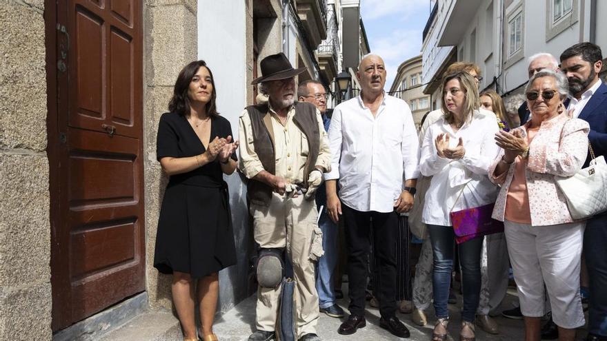 A Coruña instala seis de los 17 adoquines de bronce en homenaje a coruñeses víctimas del nazismo en sus domicilios