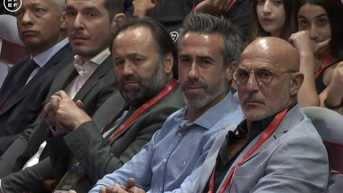 El seleccionador de fútbol femenino Jorge Vilda (segundo por la derecha) junto al seleccionador del combinado nacional masculino, Luis de la Fuente (derecha) escuchan la intervención del presidente de la Real Federación Española de Fútbol, Luis Rubiales, en la Asamblea General de dicho organismo, este viernes.