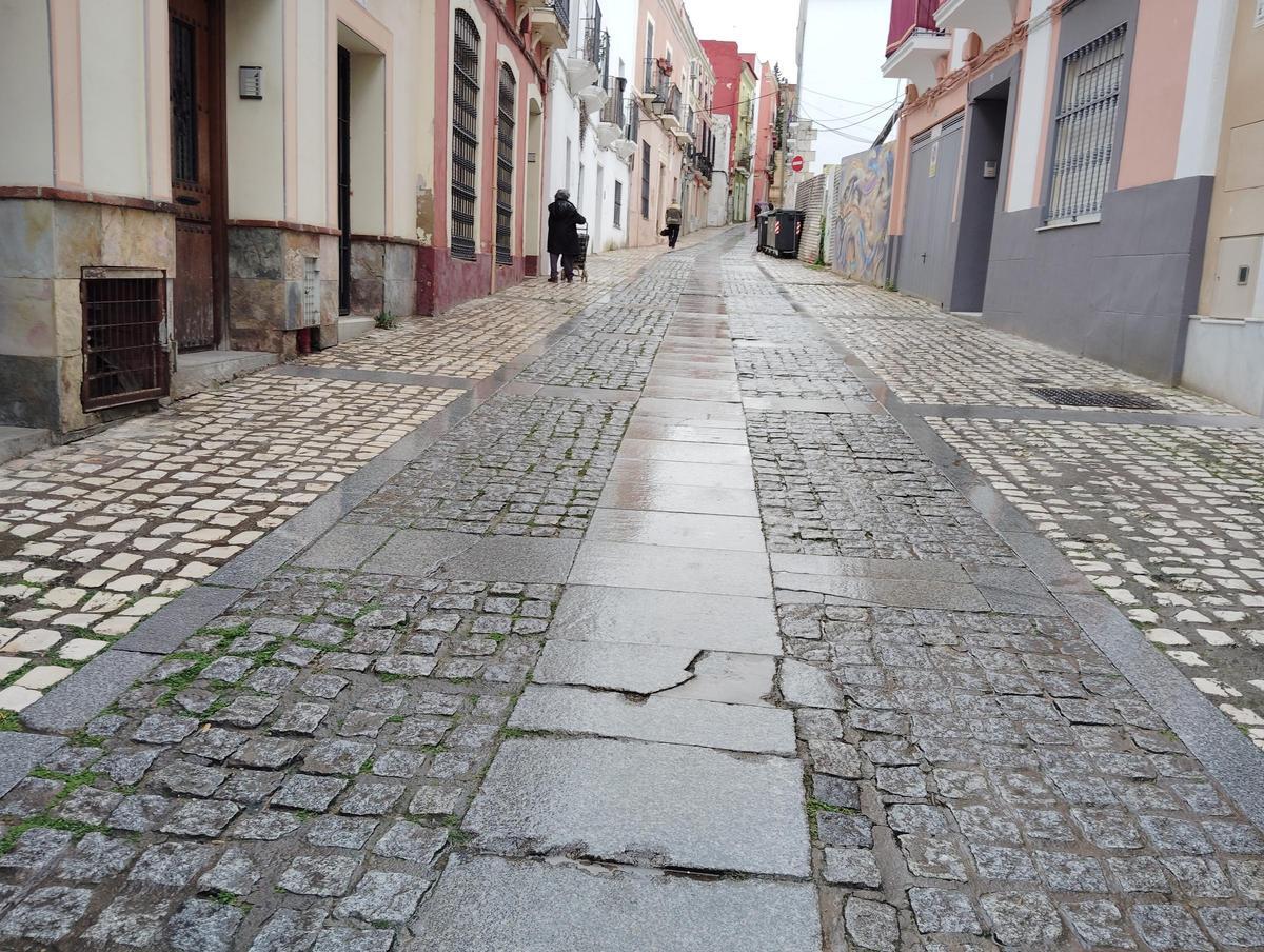 Pavimento en mal estado de la calle San Pedro de Alcántara.