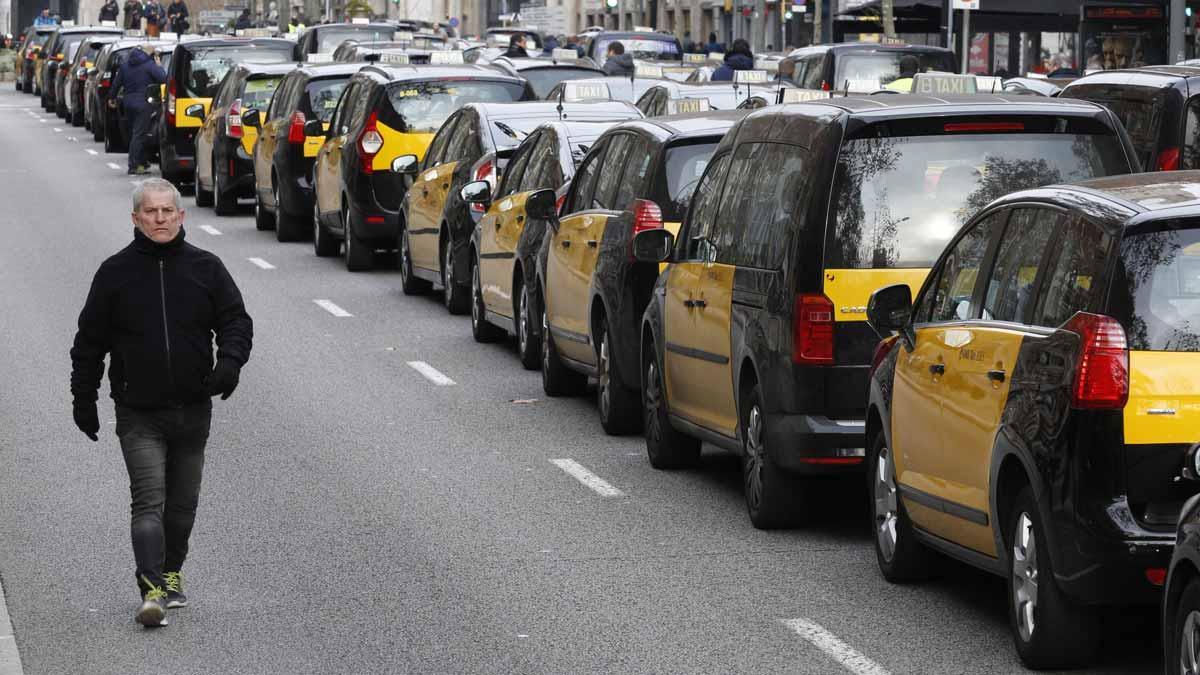 Los taxistas ocupando la Gran Vía en protesta por la decisión del Govern sobre Uber y Cabify.