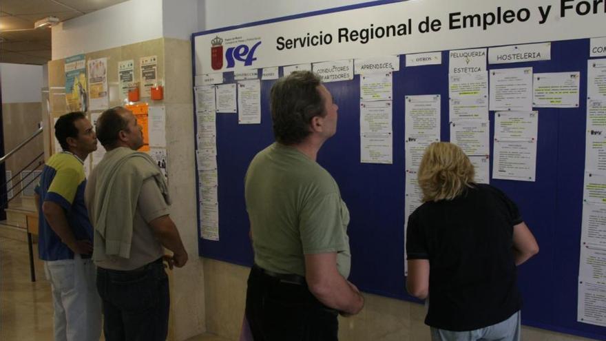 Gente buscando empleo en la oficina de Ronda Norte (Murcia) / Marcial Guillén