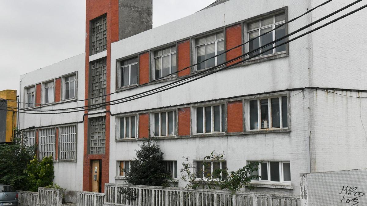 Nave de Medio Rural ocupada en la avenida de Nostián.