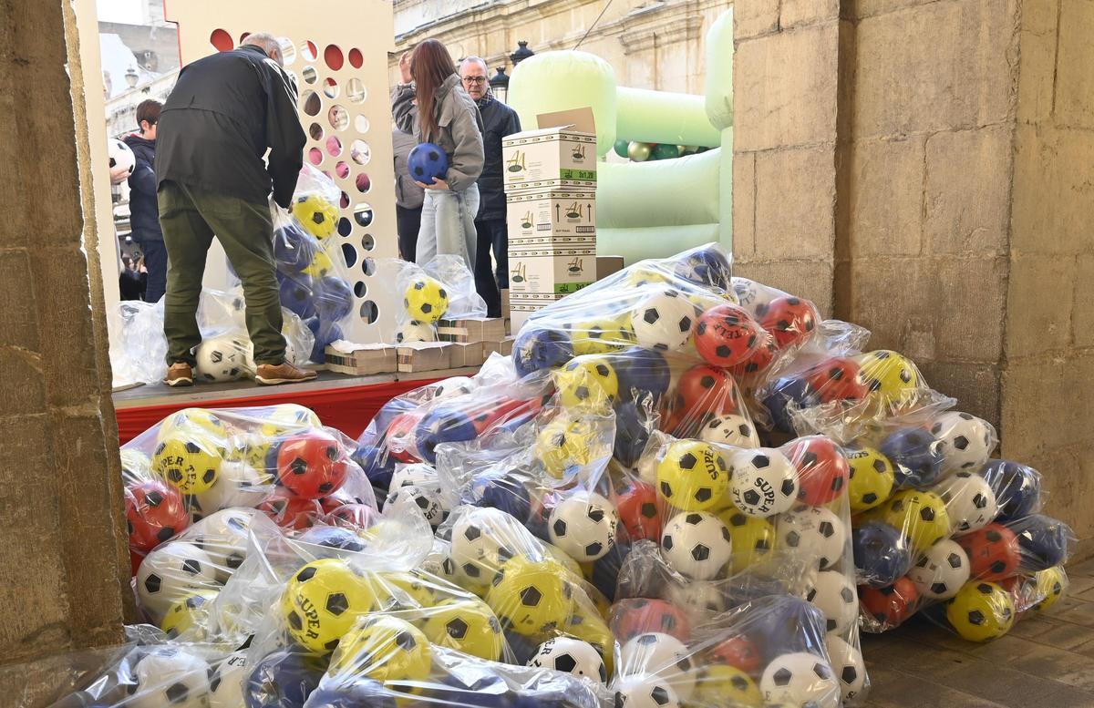 Durante el acto se repartirán balones a los más pequeños.