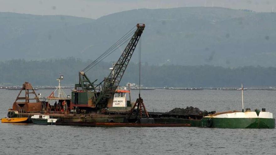 Obras de dragado en el muelle comercial ejecutadas entre 2009 y 2011. // Iñaki Abella