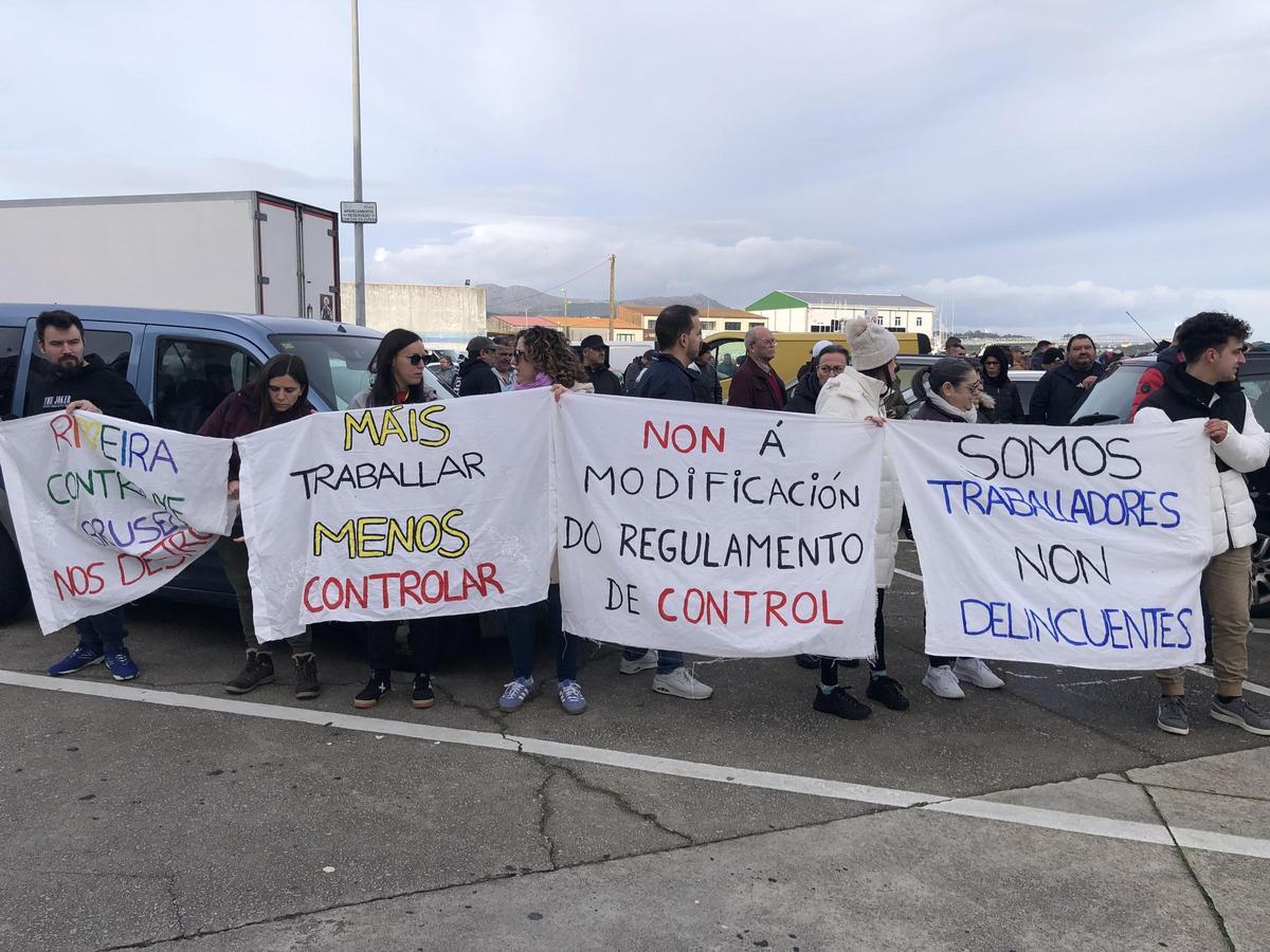 Algunas de las pancartas de la concentración.