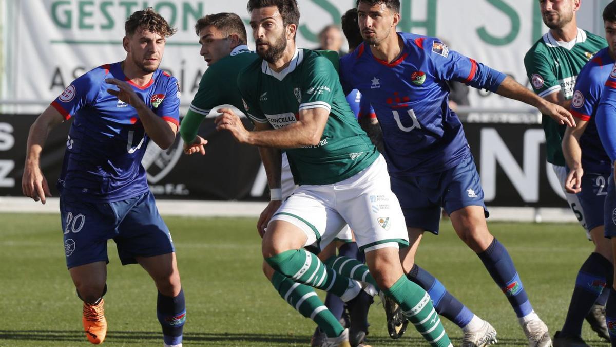 Jacobo Trigo se dispone a rematar un balón durante el partido con el Móstoles.