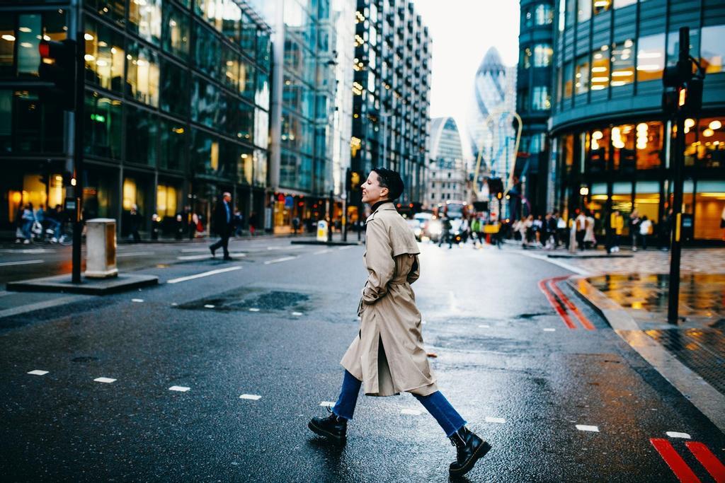 Andando por Londres en un día lluvioso