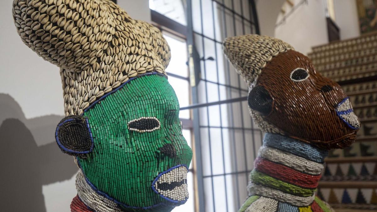 Vu und Jakober ergänzen ihr Museum mit Kunst aus verschiedenen Kulturen, wie diesen Bamileke-Figuren aus Kamerun.