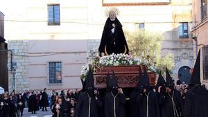 Cofrades y asociadas de La Virgen de La Soledad procesionan en una edición pasada de la Semana Santa.