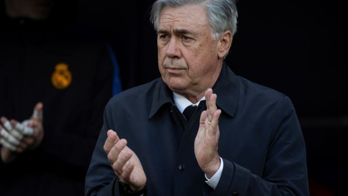 Carlo Ancelotti aplaude desde el banquillo del Santiago Bernabéu | SPORT