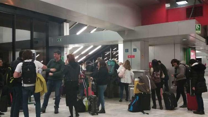 Parte de los afectados, anoche, en el aeropuerto de Lisboa.