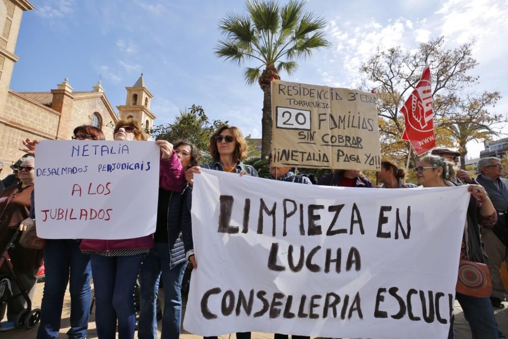 Las limpiadoras en huelga por los impagos de la empresa adjudicataria de la Generalitat protagonizaron ayer una protesta ante el Ayuntamiento de Torrevijea