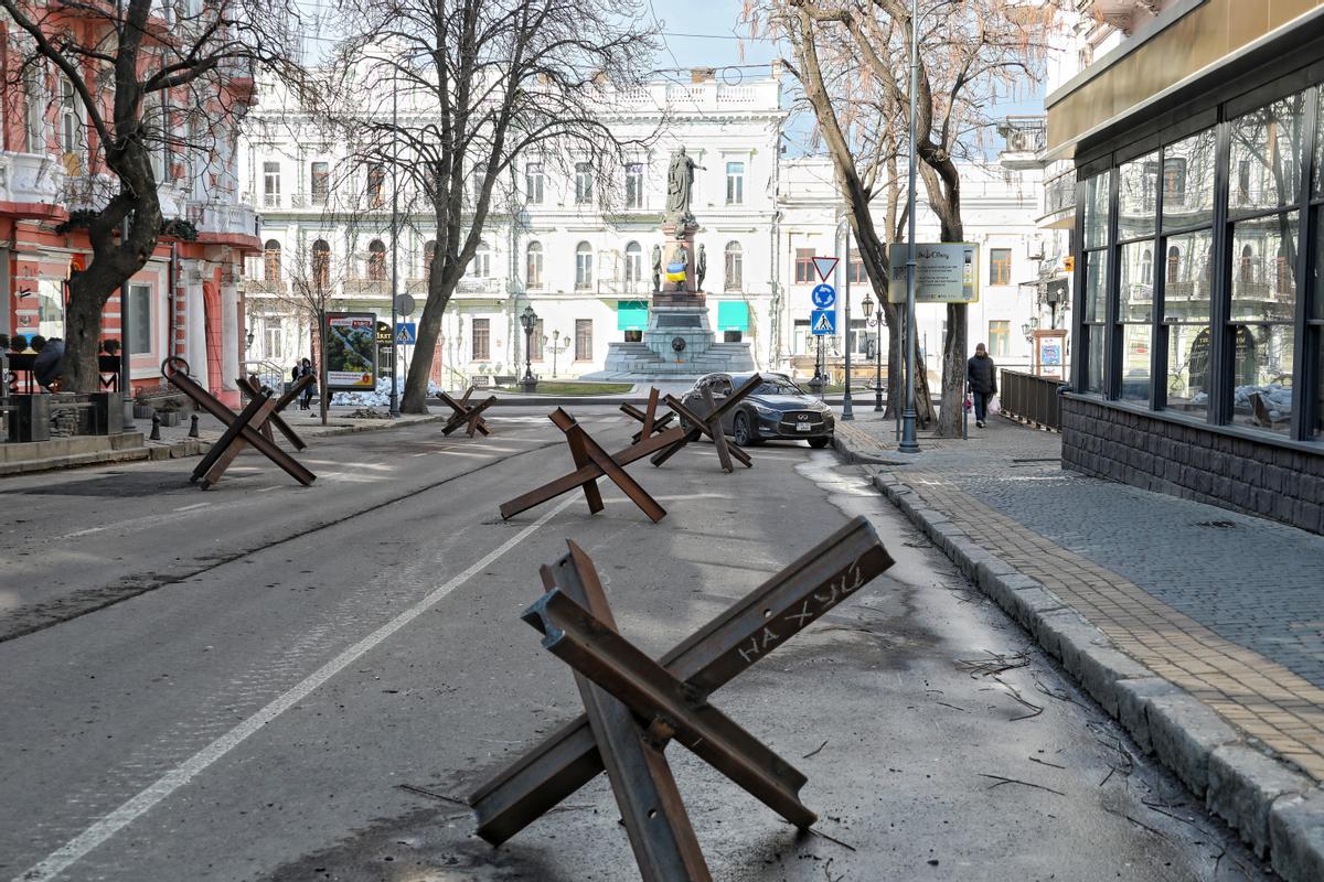 El dispositivo de alambradas de espino que los ciudadanos de Odesa han instalado a la espera del asedio ruso.