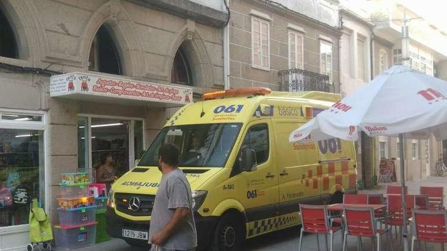 La ambulancia de Bueu durante un servicio en el centro. // S.Álvarez