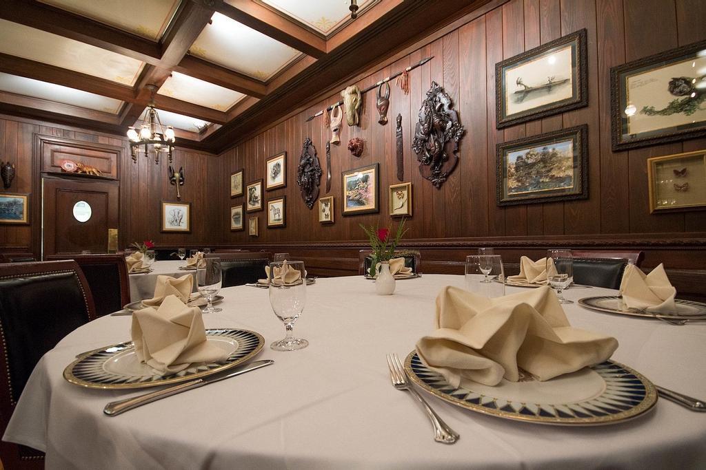 Sala de los Trofeos del Club 33, en Disney California