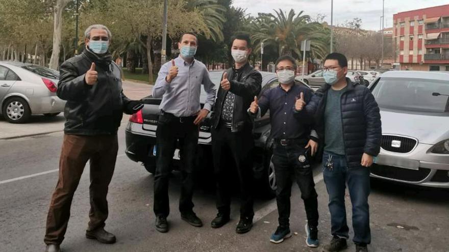 Agentes y miembros de la comunidad china, que ayer les dieron mascarillas.