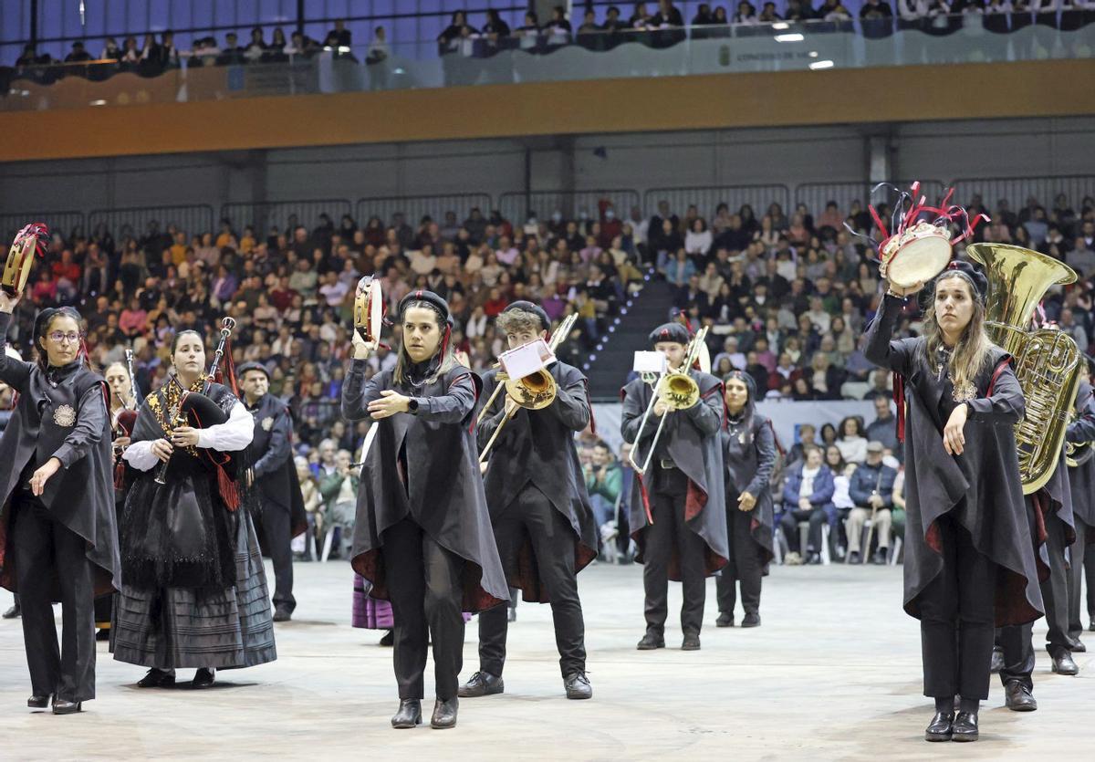 Sobre estas liñas, rondalla de Santa Eulalia de Atios nunha das súas actuacións no IFEVI. Á dereita, presentación da festa Pre Fin de ano. | // MARTA G. BREA / D.P.