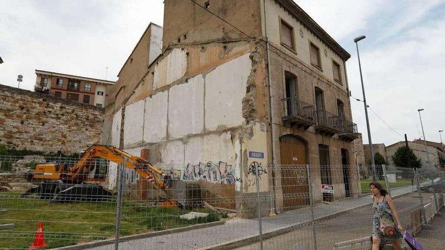 La liberación de la muralla prosigue con el derribo del edificio 31 de la avenida de la Feria de Zamora