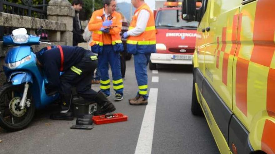 Personal de emergencias atendiendo el siniestro. // G.Núñez