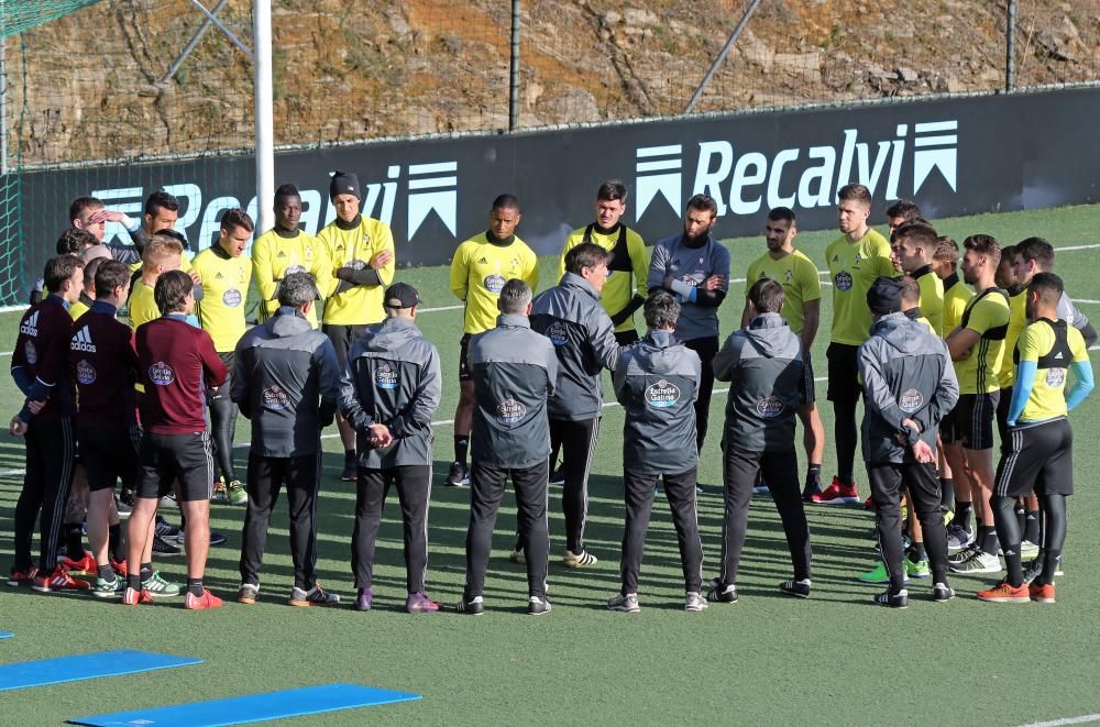 La hinchada celtista rodea al equipo en el entrenamiento a puerta abierta celebrado en la tarde de ayer en A Madroa