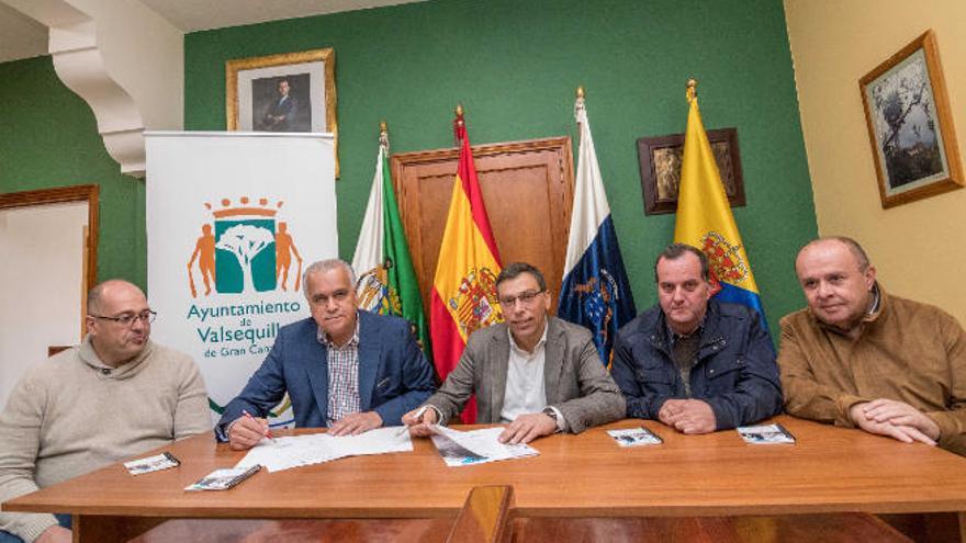 Momento de la firma del acuerdo de colaboración entre la organización del rally y el Ayuntamiento de Valsequillo.