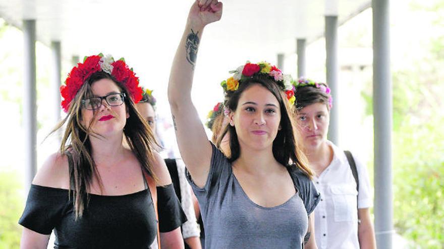 Lara Alcázar, con el puño en alto, y otras componentes del colectivo Femen.