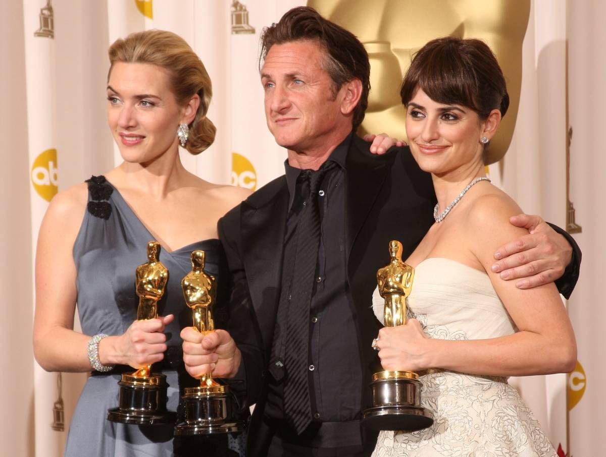 Kate Winslet, Sean Penn y Penelope Cruz con su premio Oscar en 2009