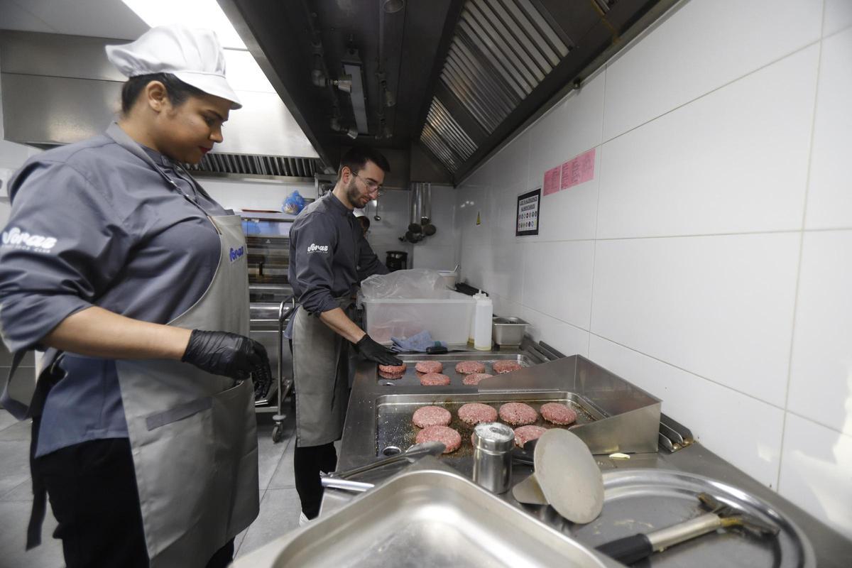 En imágenes | Abre en Voraz Steet Food en Zaragoza, un take away escondido en un videoclub