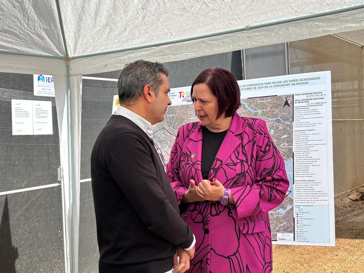 El alcalde de Chiva, Ernesto Navarro, con la secretaria de Estado de Agricultura y Alimentación, Begoña García.