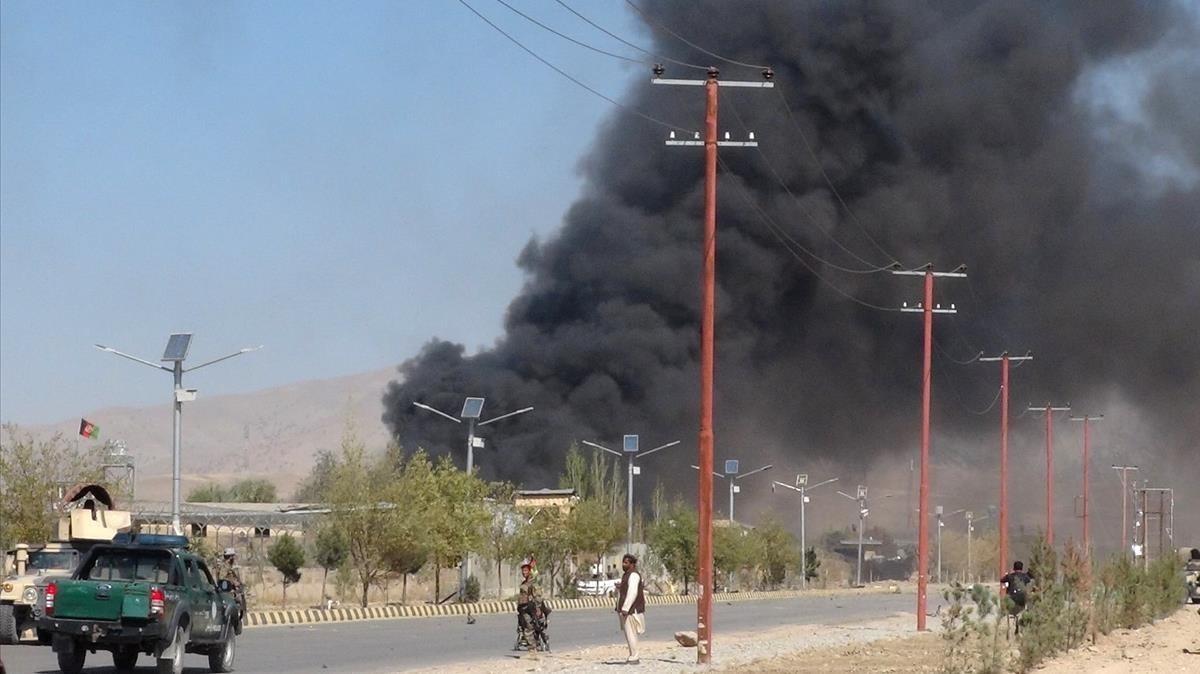 zentauroepp40568780 smoke rises from police headquarters while afghan security f171017115940