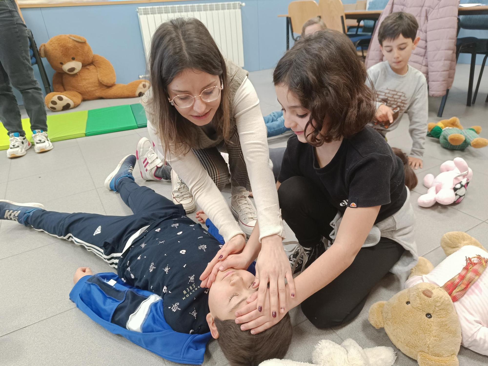 Los niños del José de Calasanz, en Llanera, aprenden a salvar vidas