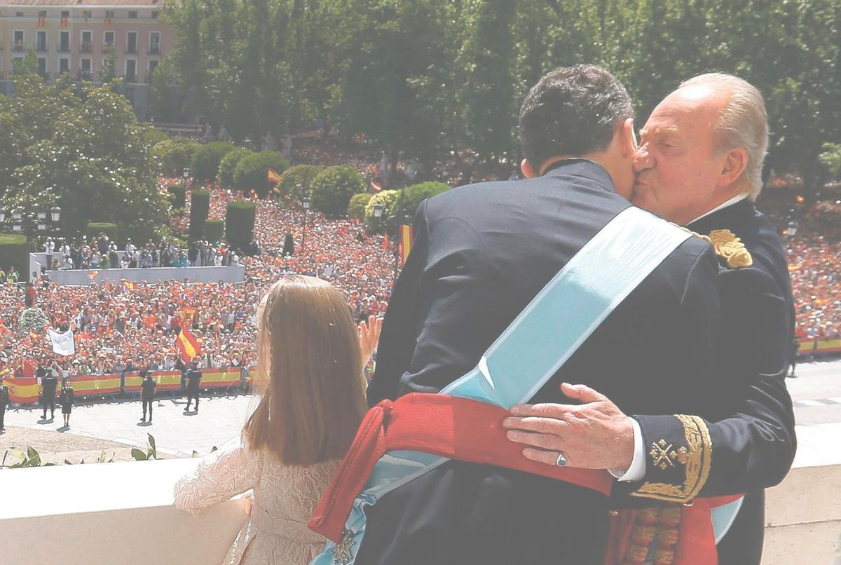Juan Carlos I and Felipe VI kiss with Princess Leonor, on June 19, 2014, the day of the replacement of the throne.
