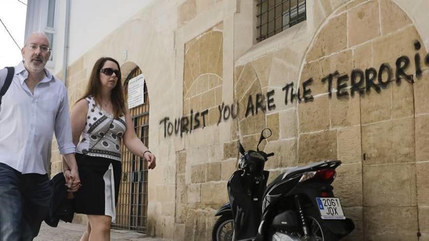 Hoy limpian la pintada que equipara turismo y terrorismo