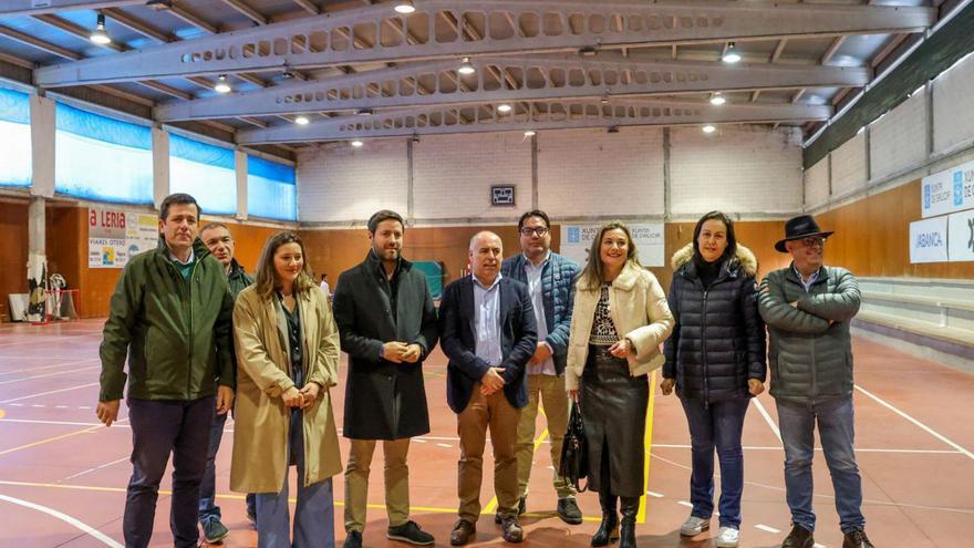 Autoridades provinciales y municipales en el pabellón a reformar. | Iñaki Abella